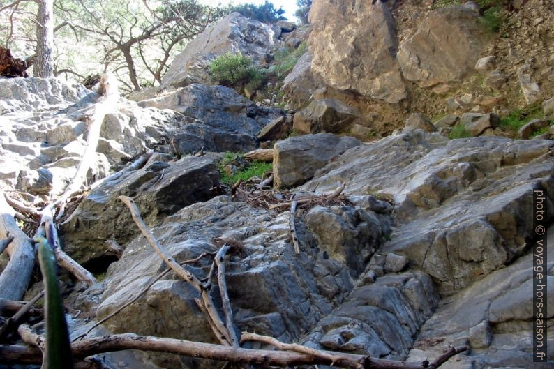 Contournement par la droite d'une partie raide dans les Gorges de Tripiti. Photo © André M. Winter