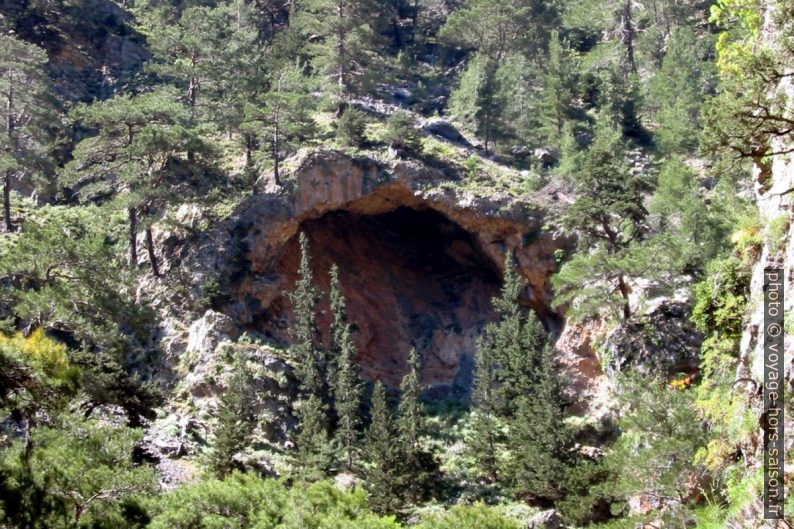 Une grande grotte de la rive droite des Gorges de Tripiti. Photo © André M. Winter