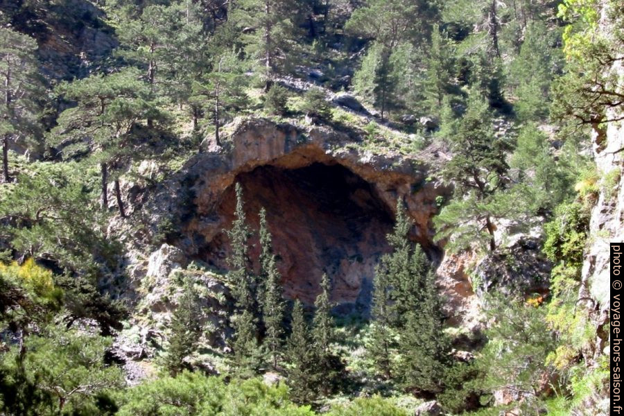 Une grande grotte de la rive droite des Gorges de Tripiti. Photo © André M. Winter