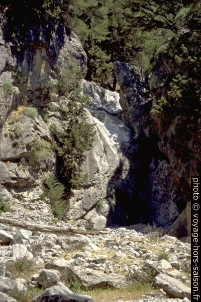 Une marche de 20 mètres vers 550 mètres d'altitude dans les Gorges de Tripiti. Photo © Alex Medwedeff