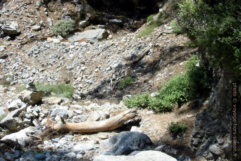 Un cairn indique le contournement dans les Gorges de Tripiti. Photo © André M. Winter
