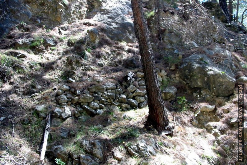 Ancien chemin de contournement pour la deuxième partie rocheuse des Gorges de Tripiti. Photo © André M. Winter