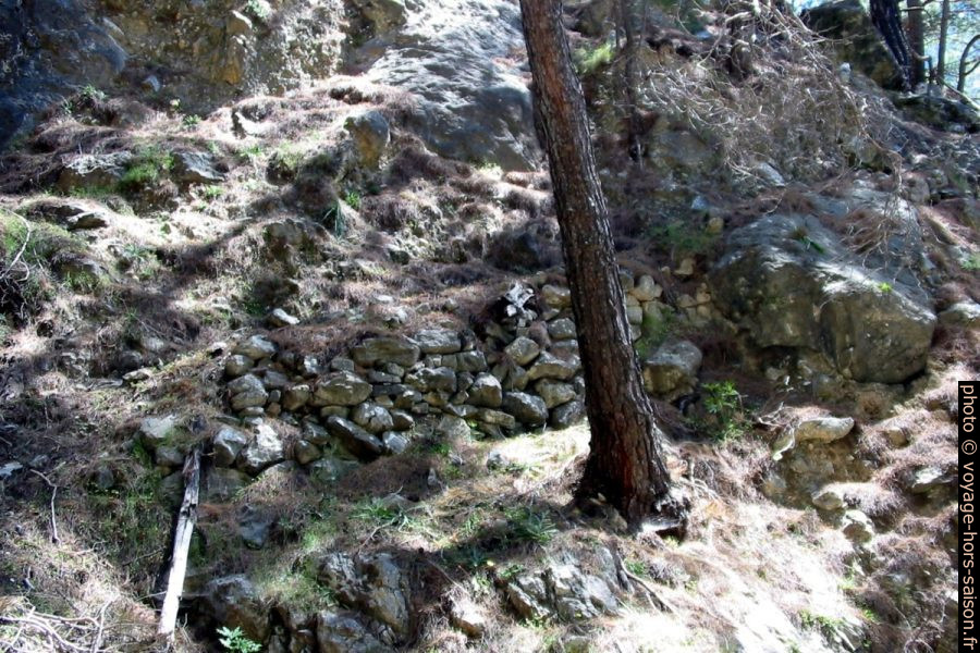 Ancien chemin de contournement pour la deuxième partie rocheuse des Gorges de Tripiti. Photo © André M. Winter
