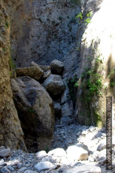 Embâcle dans le canyon resserré des Gorges de Tripiti. Photo © André M. Winter