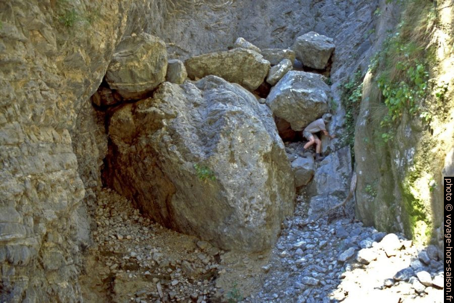 André tente de passer l'embâcle dans le canyon resserré des Gorges de Tripiti. Photo © Alex Medwedeff