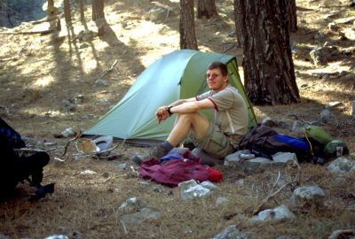 André frustré à notre camp de retraite dans les Gorges de Tripiti. Photo © Alex Medwedeff