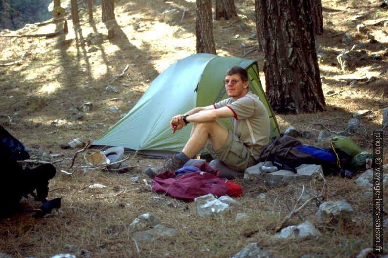 André frustré à notre camp de retraite dans les Gorges de Tripiti. Photo © Alex Medwedeff