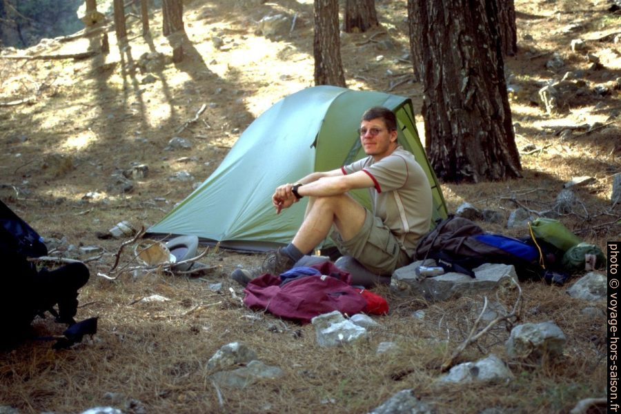 André frustré à notre camp de retraite dans les Gorges de Tripiti. Photo © Alex Medwedeff