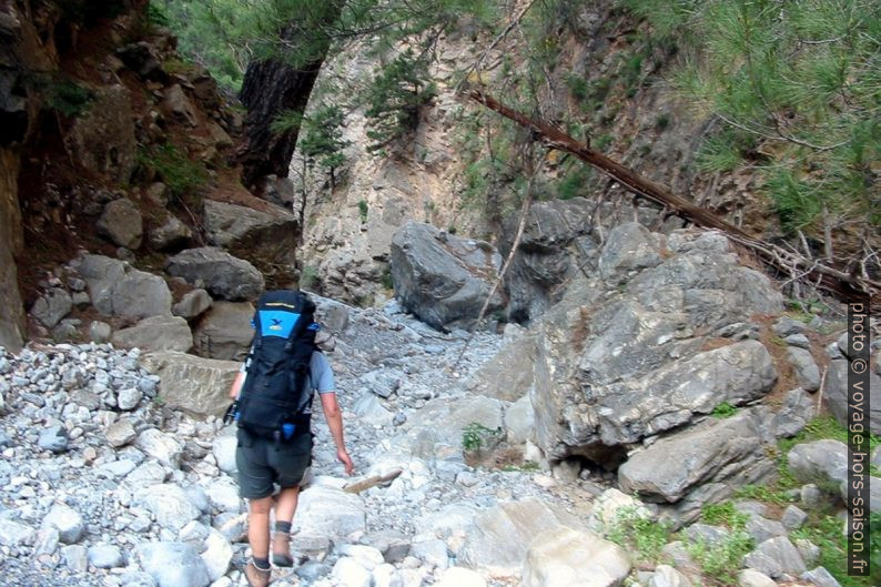 Alex en descente d'un passage plus raide des Gorges de Tripiti. Photo © André M. Winter