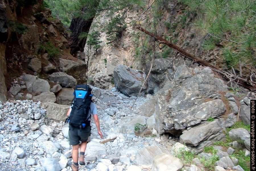 Alex en descente d'un passage plus raide des Gorges de Tripiti. Photo © André M. Winter