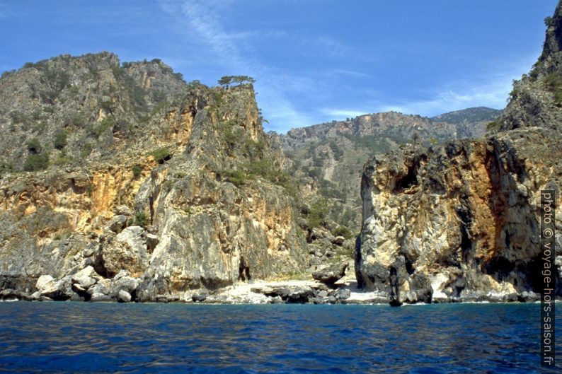 Les Gorges de Tripiti vues de la mer. Photo © Alex Medwedeff