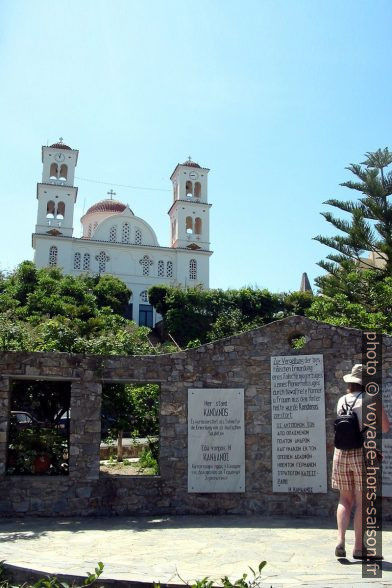 Le monument du massacre et l'église de Kándanos. Photo © André M. Winter