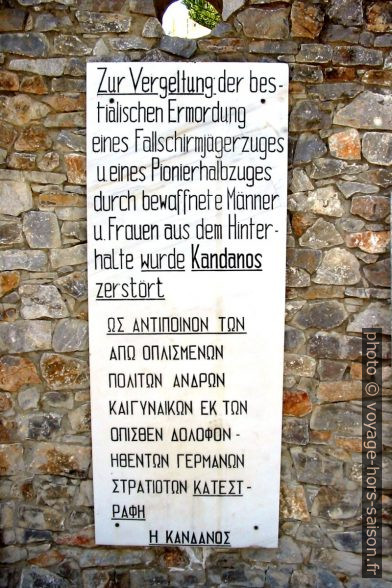 Reproduction d'un panneaux honteux de la Wehrmacht à Kándanos. Photo © André M. Winter