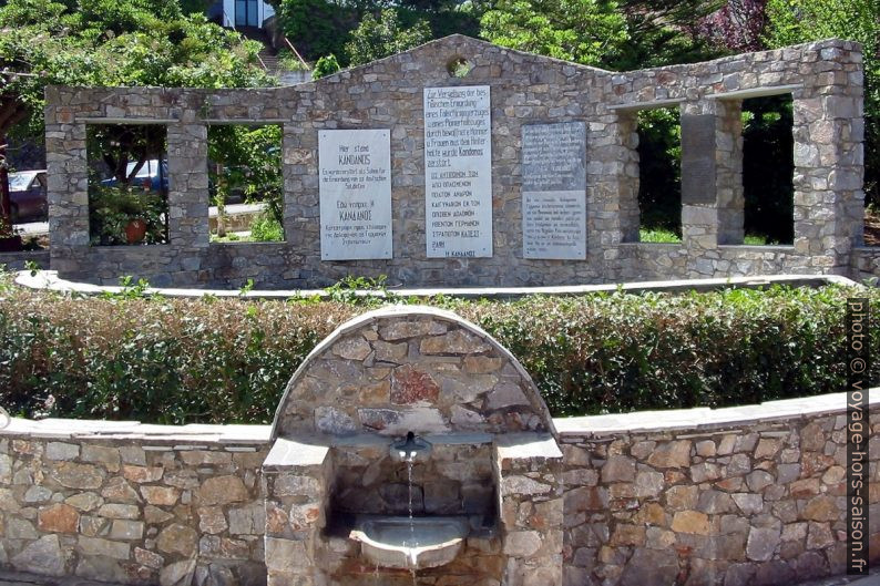 Le monument du massacre de Kándanos. Photo © André M. Winter