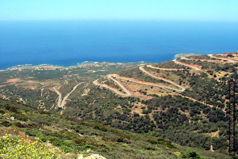 Routes en lacets dans l'ouest de l'Île de Crète. Photo © André M. Winter