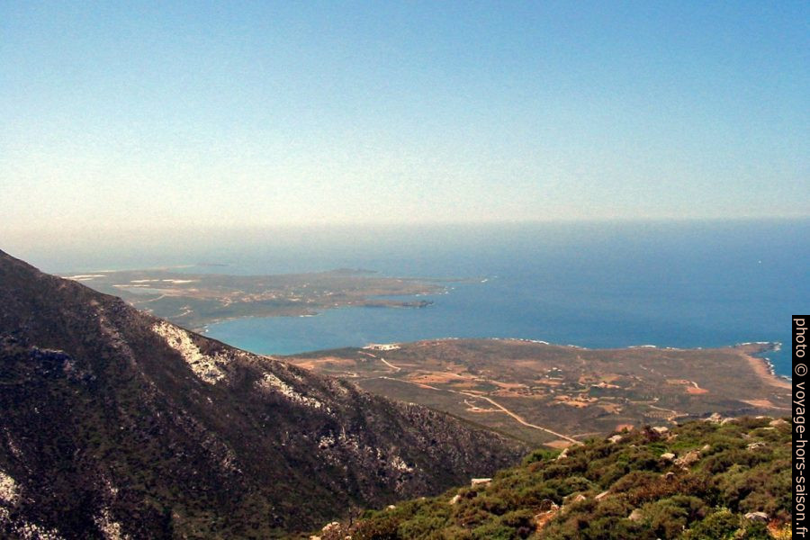 Vue vers la presqu'île Moni Chrysoskalitissas. Photo © André M. Winter