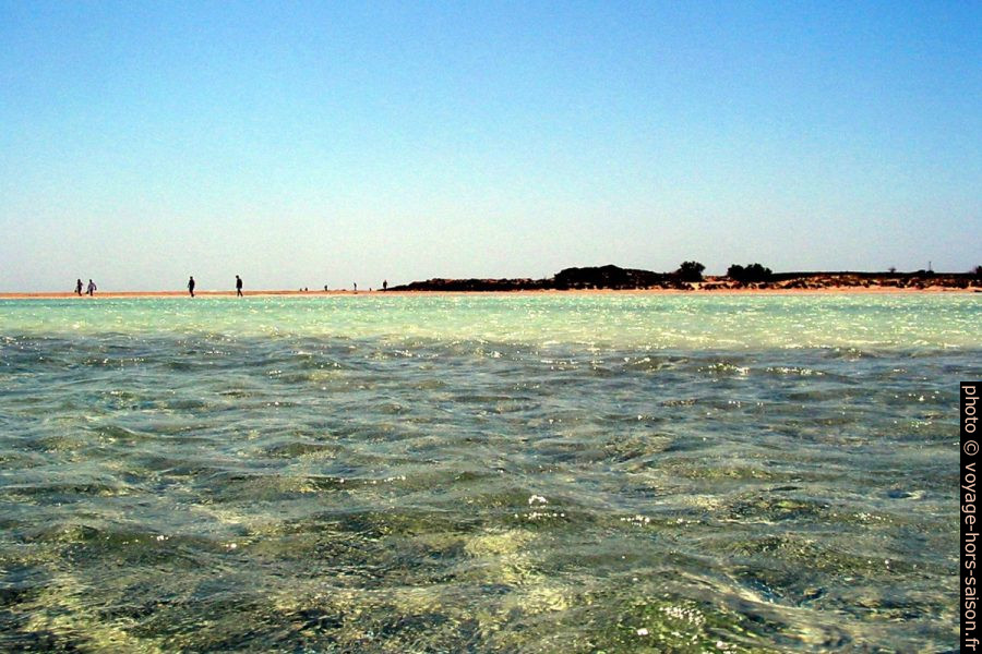 L'Eau peu profonde et turquoise d'Elafonisi. Photo © André M. Winter