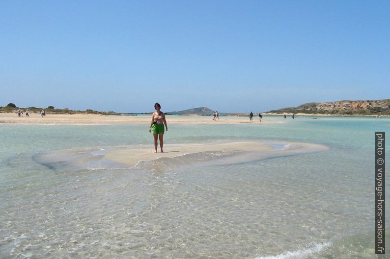 Alex sur un banc de sable d'Elafonisi. Photo © André M. Winter