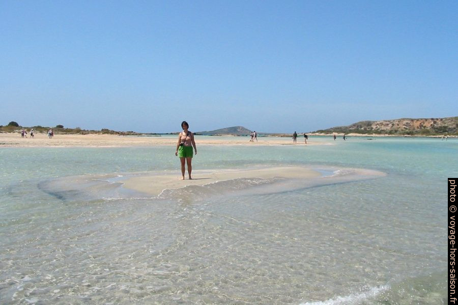 Alex sur un banc de sable d'Elafonisi. Photo © André M. Winter