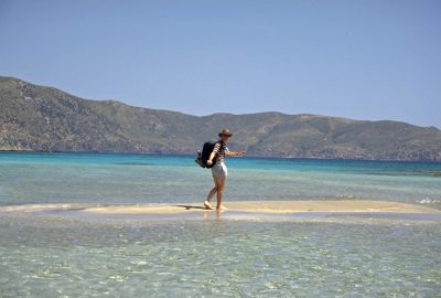 André sur un banc de sable d'Elafonisi. Photo © Alex Medwedeff