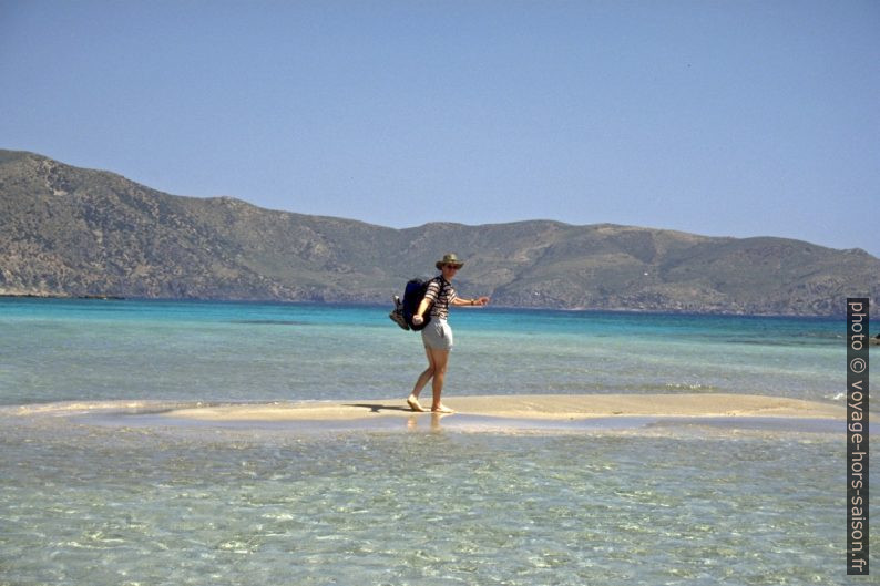 André sur un banc de sable d'Elafonisi. Photo © Alex Medwedeff