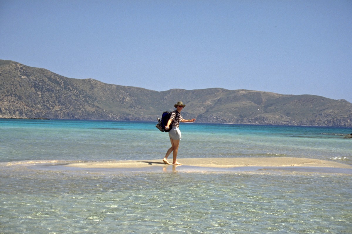 André sur un banc de sable d'Elafonisi. Photo © Alex Medwedeff