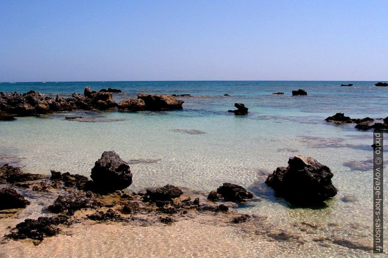 Sable et rochers volcaniques de la presqu'île d'Elafonisi. Photo © André M. Winter