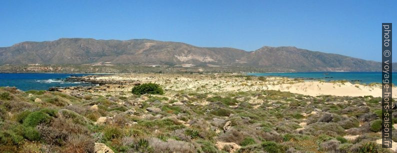 Vue de la presqu'île d'Elafonisi vers la terre ferme de Crète. Photo © Alex Medwedeff