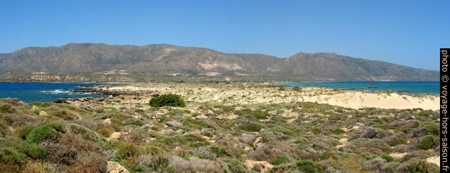 Vue de la presqu'île d'Elafonisi vers la terre ferme de Crète. Photo © Alex Medwedeff