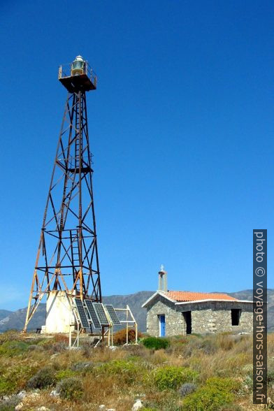 Phare rouillé et la Chapelle de Koundourakis sur la presqu'île d'Elafonisi. Photo © André M. Winter