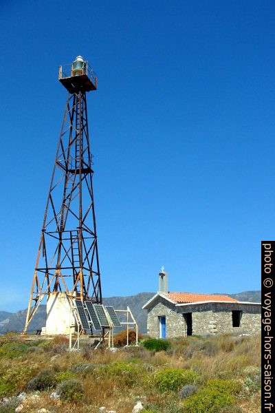 Phare rouillé et la Chapelle de Koundourakis sur la presqu'île d'Elafonisi. Photo © André M. Winter