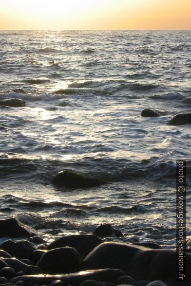 Mer couleur de plomb lors du coucher de soleil sur la plage d'Afrotolakos. Photo © André M. Winter