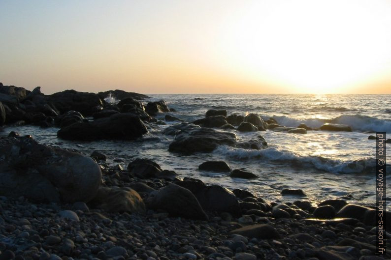 Coucher de soleil sur la plage d'Afrotolakos. Photo © André M. Winter