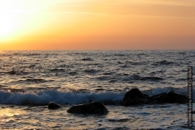 Coucher de soleil sur la plage d'Afrotolakos. Photo © André M. Winter