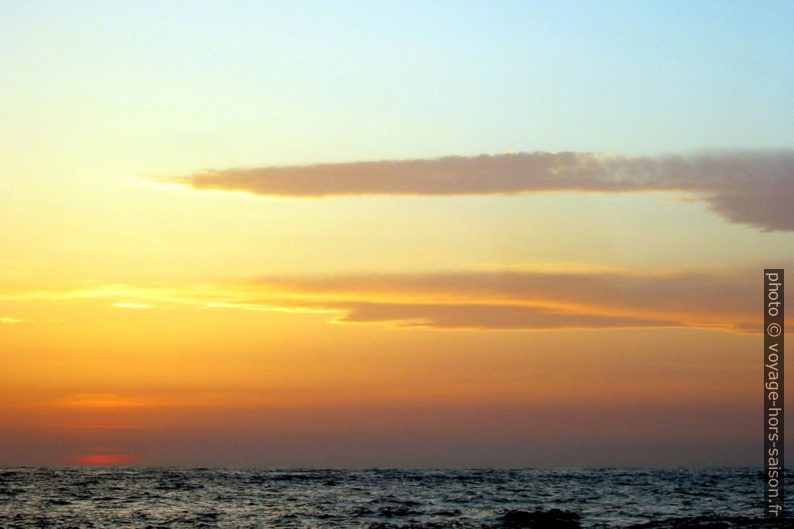 Coucher de soleil sur la plage d'Afrotolakos. Photo © Alex Medwedeff