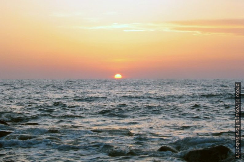 Coucher de soleil sur la plage d'Afrotolakos. Photo © André M. Winter