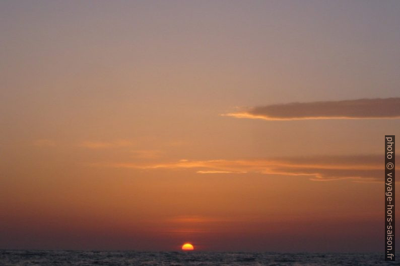 Coucher de soleil sur la plage d'Afrotolakos. Photo © André M. Winter