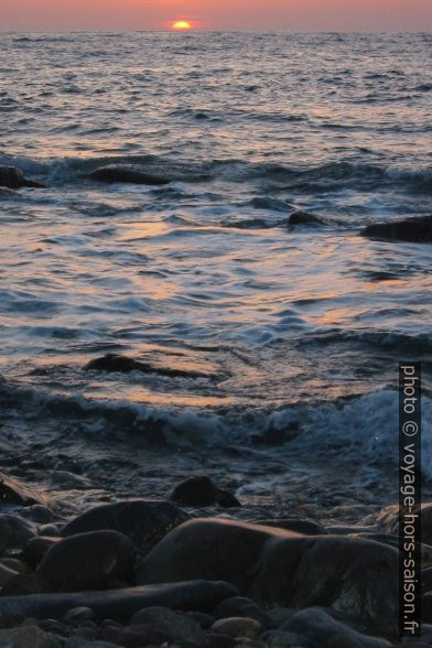 Coucher de soleil sur la plage d'Afrotolakos. Photo © André M. Winter