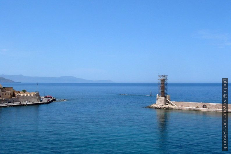 Accès et phare du port vénitien de Hania. Photo © André M. Winter