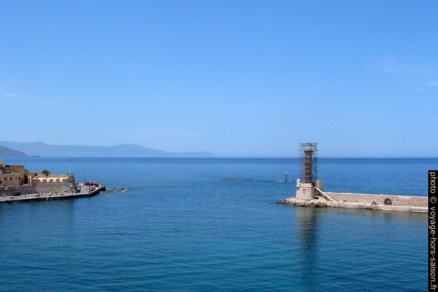 Accès et phare du port vénitien de Hania. Photo © André M. Winter
