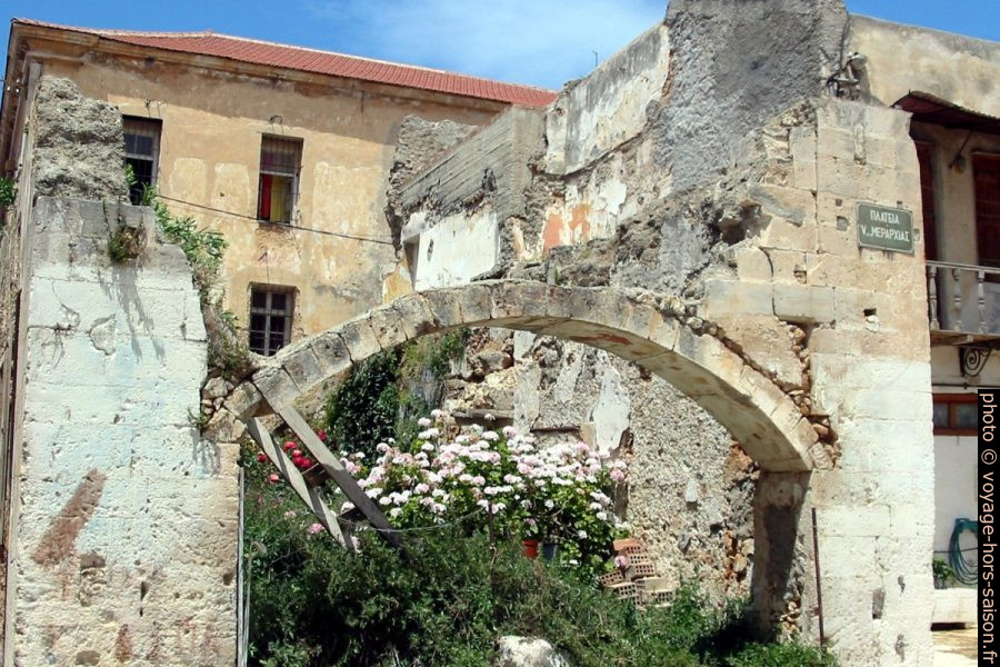 Ruines dans le centre-ville de la Canée. Photo © André M. Winter