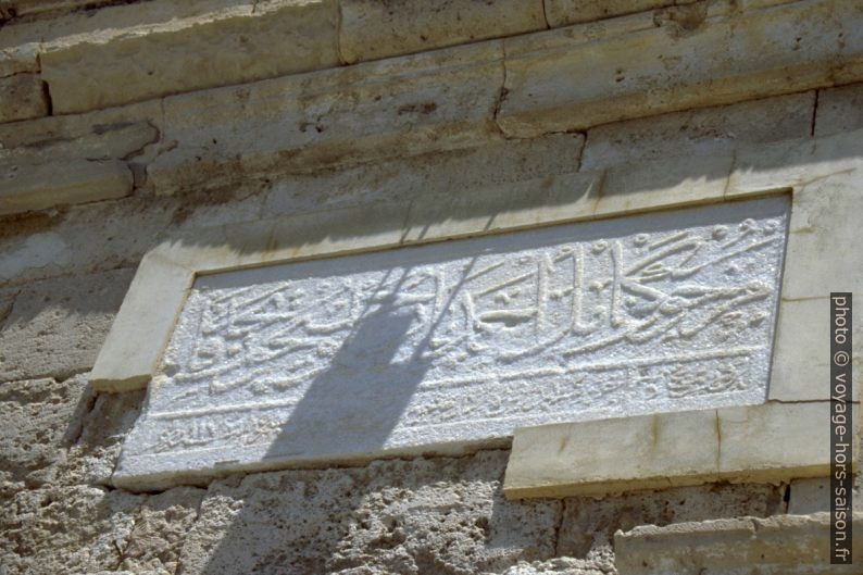 Plaque en marbre de la Mosquée de Küçük Hasan Pacha. Photo © Alex Medwedeff