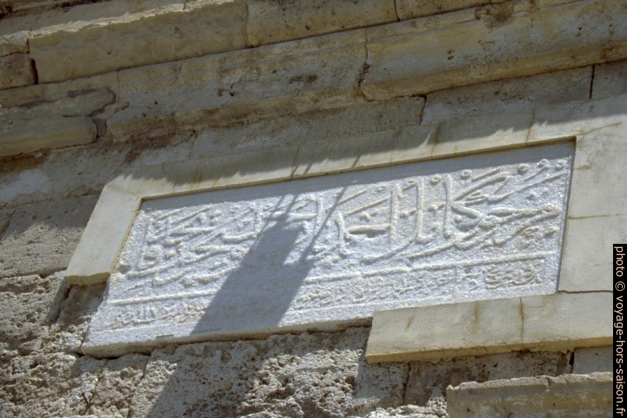 Plaque en marbre de la Mosquée de Küçük Hasan Pacha. Photo © Alex Medwedeff