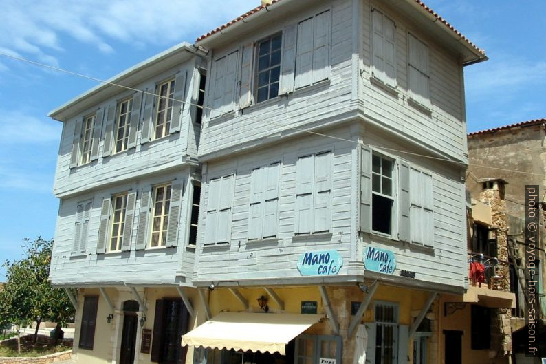 Ancienne maison en bois dans la rue Theotokopoulou. Photo © André M. Winter