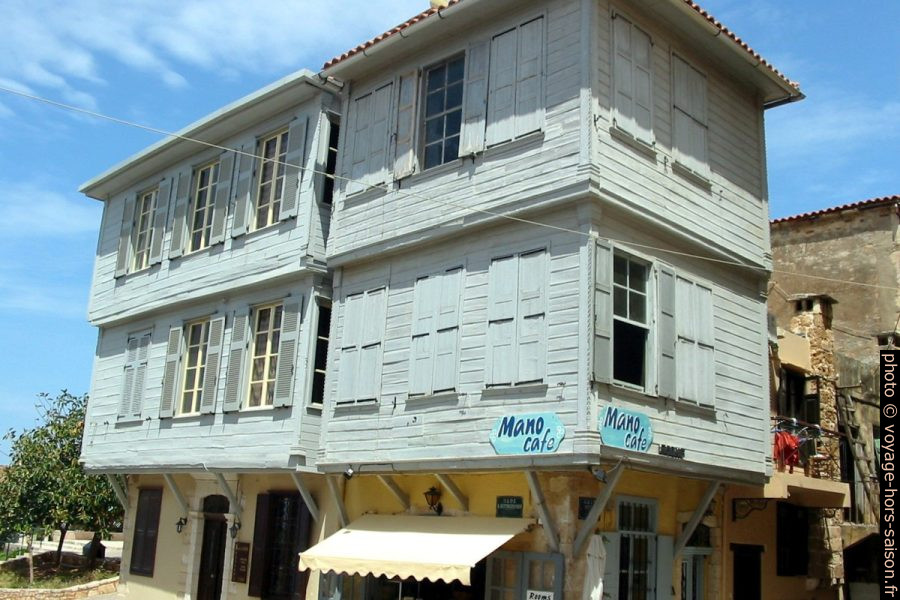 Ancienne maison en bois dans la rue Theotokopoulou. Photo © André M. Winter