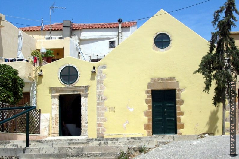 Anciens hangars du quartier de Topanas. Photo © André M. Winter