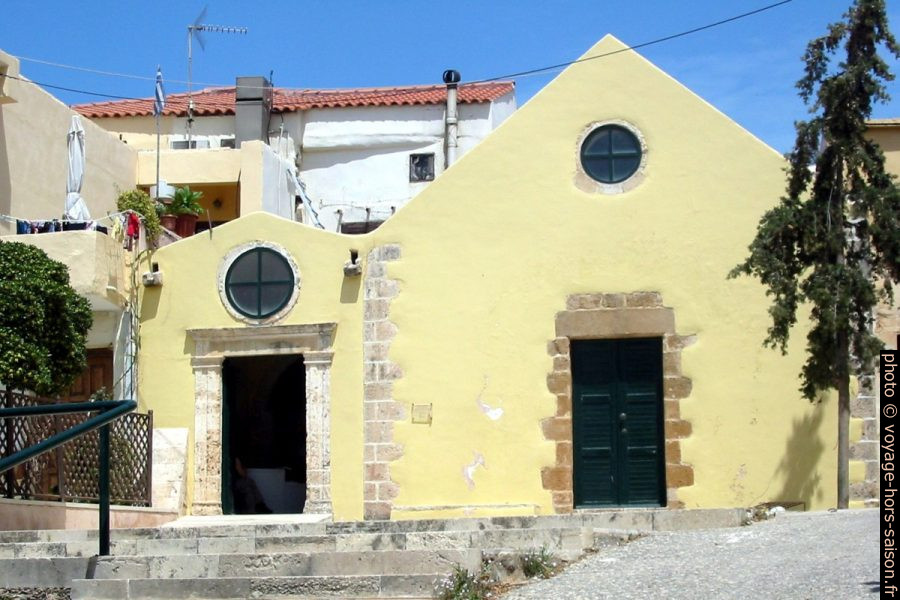 Anciens hangars du quartier de Topanas. Photo © André M. Winter