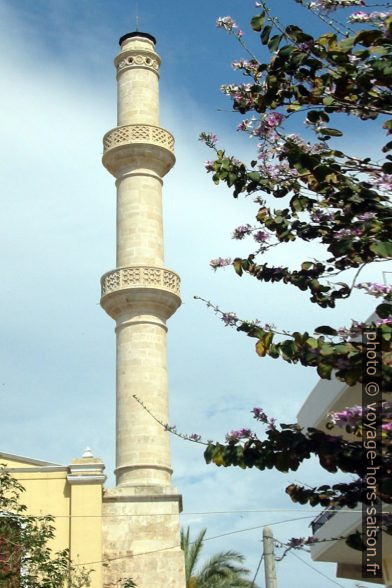 Le minaret de l'église Agios Nikolaos. Photo © André M. Winter