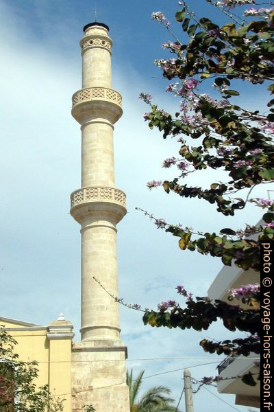 Le minaret de l'église Agios Nikolaos. Photo © André M. Winter