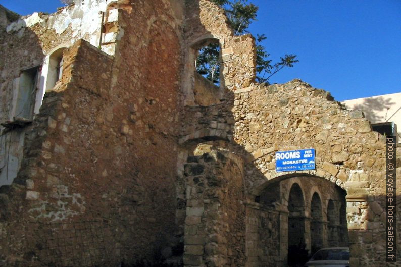 Accès en ruine à l'Hôtel Monastiri à la Canée. Photo © André M. Winter